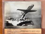 Nr. 37 - Persfoto 1955- Vliegtuig stijgt op vanaf een vracht, Ophalen of Verzenden, Foto