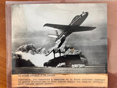 Nr. 37 - Persfoto 1955- Vliegtuig stijgt op vanaf een vracht, Verzamelen, Foto's en Prenten, Foto, Ophalen of Verzenden
