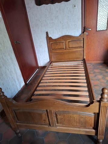 Bed met commode, nachttafeltje beschikbaar voor biedingen