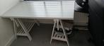 Bureau (Ikea) met schragen en werkblad, wit, 147cm x 77 cm, Huis en Inrichting, Ophalen, In hoogte verstelbaar, Zo goed als nieuw
