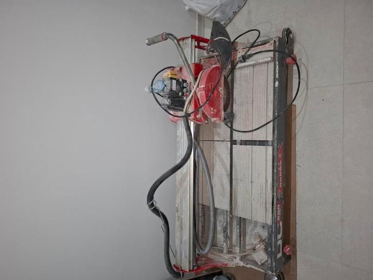 Elektrische tegelzaag op tafel, Zakelijke goederen, Machines en Bouw | Keten en Containers, Ophalen