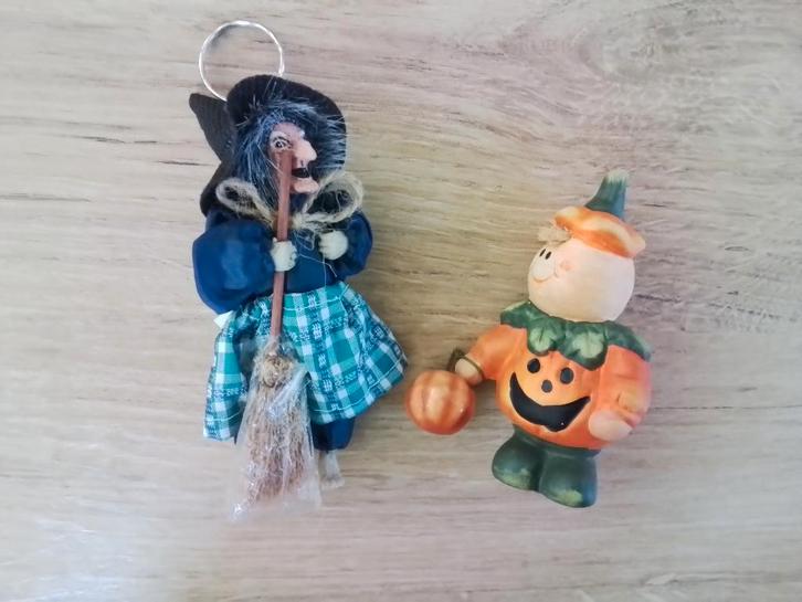 2 Halloween figuurtjes: vogelverschrikker + heks (sleutelhan, Hobby & Loisirs créatifs, Articles de fête, Neuf, Enlèvement ou Envoi