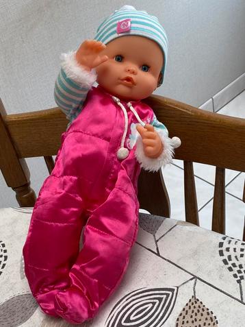 Pop met muts beschikbaar voor biedingen