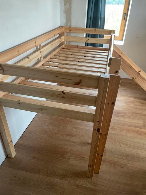 Bed: halfhoogslaper met glijbaan - 90x200 - Grenen, Kinderen en Baby's, Kinderkamer | Stapelbedden en Hoogslapers, Zo goed als nieuw