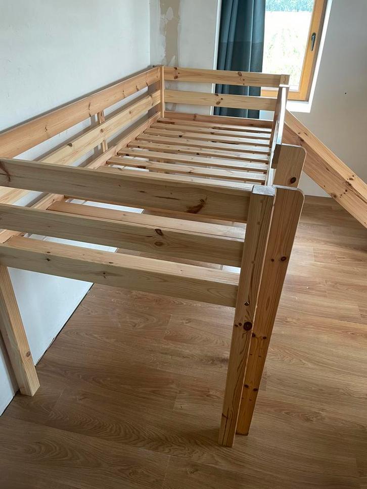 Bed: halfhoogslaper met glijbaan - 90x200 - Grenen, Kinderen en Baby's, Kinderkamer | Stapelbedden en Hoogslapers, Zo goed als nieuw
