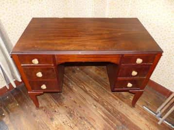 Ancien bureau beschikbaar voor biedingen