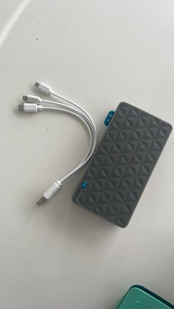 Powerbank + 3-delige draad om op te laden beschikbaar voor biedingen