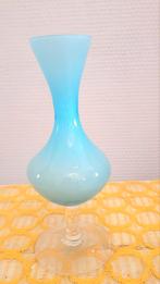 soliflore en opaline bleue sur pied, soufflé main vintage, Antiquités & Art, Antiquités | Vases, Enlèvement ou Envoi