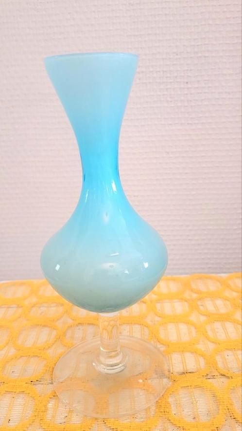 soliflore en opaline bleue sur pied, soufflé main vintage, Antiquités & Art, Antiquités | Vases, Enlèvement ou Envoi