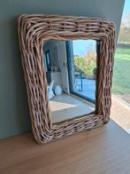 Miroir en rotin.  Excellent état.  53X40.