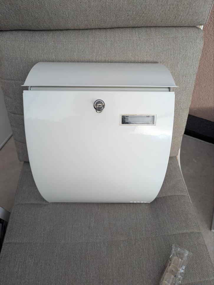 Witte brievenbus Perel, Tuin en Terras, Brievenbussen, Zo goed als nieuw, Wandbrievenbus, Staal, Ophalen