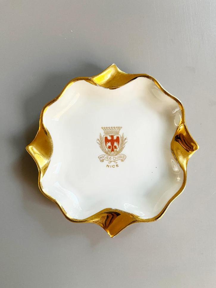 Cendrier en porcelaine de Limoges Nice Monte Carlo, Collections, Articles de fumeurs, Briquets & Boîtes d'allumettes, Utilisé