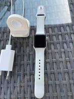 Apple watch series 3 met bandjes en oplader, Handtassen en Accessoires, Smartwatches, Gebruikt, Wit, IOS, Ophalen of Verzenden