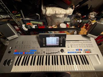 Yamaha Tyros4 XXL compleet met L7standaard,speakers enz beschikbaar voor biedingen