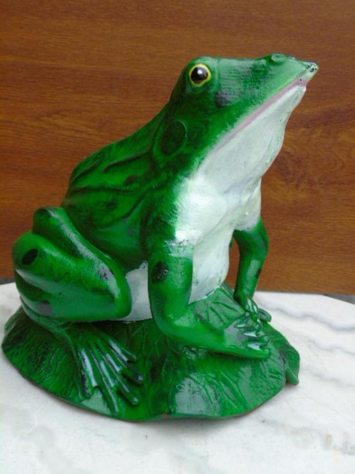 Standbeeld van een kikker op een gietijzeren waterlelie, Tuin en Terras, Tuinbeelden, Nieuw, Dierenbeeld, Metaal, Ophalen
