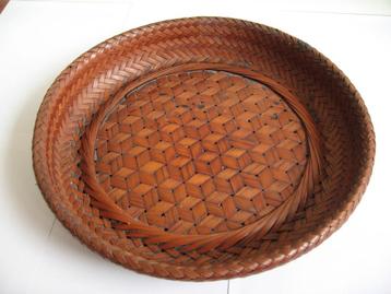 Ronde geweven mand met een diameter van 33 cm  beschikbaar voor biedingen