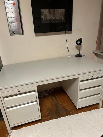 Bureau en + stoel  beschikbaar voor biedingen