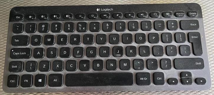 Logitech K810 -  Apple - Toetsenbord, Computers en Software, Toetsenborden, Zo goed als nieuw, Qwerty, Draadloos, Ophalen of Verzenden