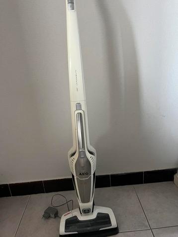 Aspirateur balai blanc de la marque « AEG », Enlèvement ou Envoi, Comme neuf, Aspirateur de table