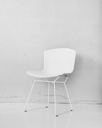 Knoll BERTOIA witte stoelen voor binnen en buiten 