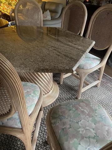 Rotan tafel met graniet beschikbaar voor biedingen