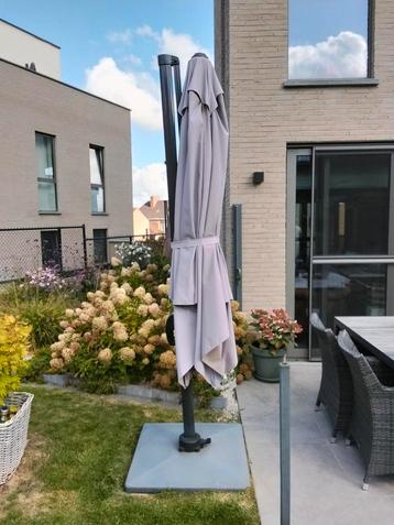 Zweefparaplu met voet en hoes beschikbaar voor biedingen