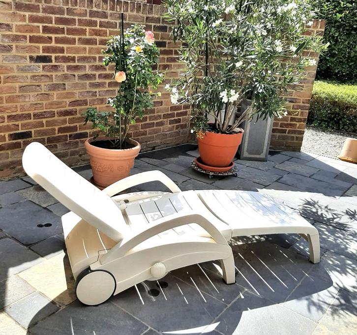 Te koop:Mooie ligbed voor i d tuin of terras van Grosfillex, Tuin en Terras, Ligbedden, Zo goed als nieuw, Inklapbaar, Verstelbaar