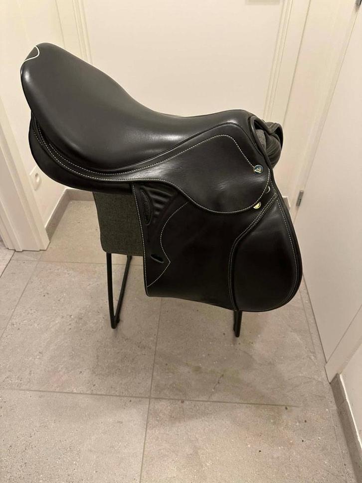 Selle de saut Prestige 18 pouces, Animaux & Accessoires, Chevaux & Poneys | Selles, Comme neuf, Obstacle, Enlèvement