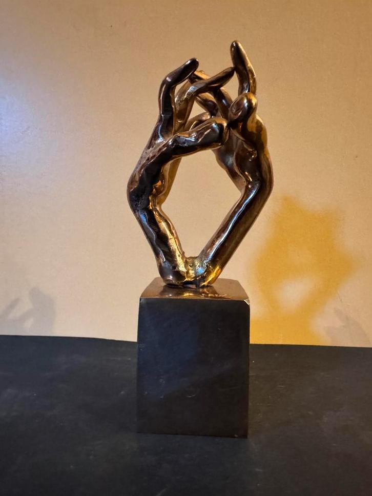 Kunstwerkje Yves Lohé: Verstrengelde handen in brons, Antiquités & Art, Antiquités | Bronze & Cuivre, Bronze, Enlèvement ou Envoi