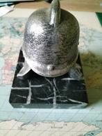 Brandweerhelm op steen, Verzamelen, Ophalen