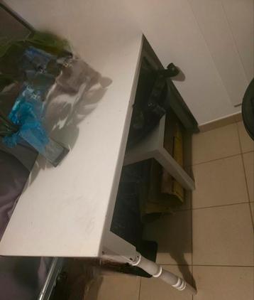 Tafel dringend weg beschikbaar voor biedingen