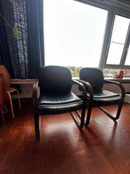 2x vintage zwarte leren fauteuil met houten leuning, Huis en Inrichting, Fauteuils, Ophalen, Gebruikt