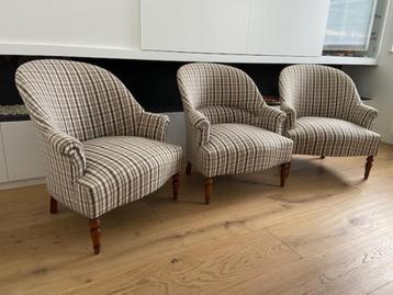 Trois jolis petits fauteuils crapauds tissu tartan bleu/écru disponible aux enchères