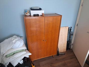 Vintage houten kast beschikbaar voor biedingen