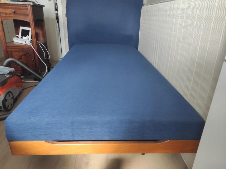 Eenpersoonsbed, blauwe stoffen basis, houten structuur., Huis en Inrichting, Slaapkamer | Bedden, Gebruikt, Eenpersoons, 90 cm