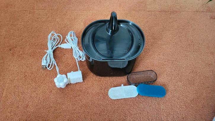 Automatische kattenfontein – zwart, Dieren en Toebehoren, Kattenvoerbakken en Drinkbakken, Zo goed als nieuw, Automatisch, Ophalen of Verzenden