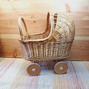 Rieten poppenwagen beschikbaar voor biedingen