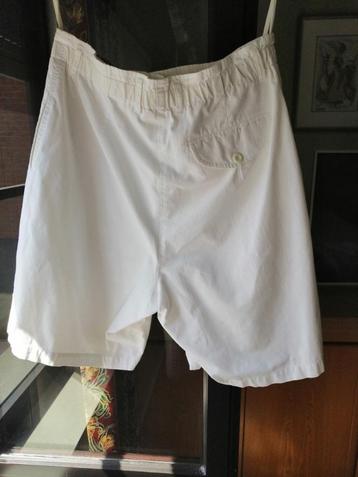 Witte dames short beschikbaar voor biedingen