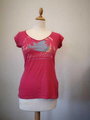 Rood T-shirt beschikbaar voor biedingen