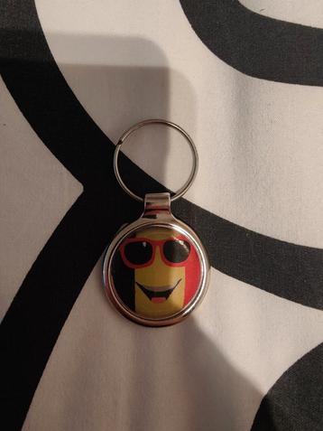 Leuke sleutelhanger met smiley en zonnebril  beschikbaar voor biedingen