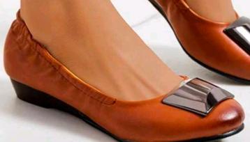 Nieuwe bruine ballerina's  beschikbaar voor biedingen