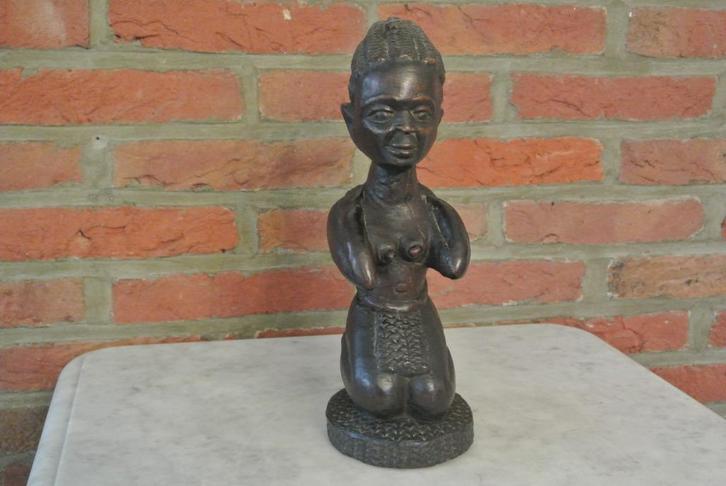 Hard Houten Beeld Knielende Oudere Dame, Antiek en Kunst, Kunst | Beelden en Houtsnijwerken, Ophalen of Verzenden