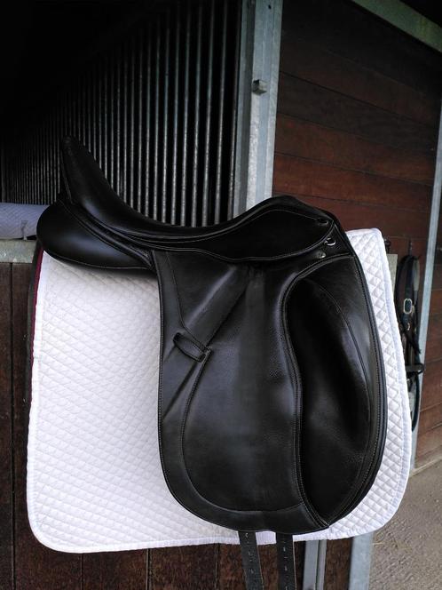 Selle dressage PDS 18 pouces, Animaux & Accessoires, Chevaux & Poneys | Selles, Comme neuf, Dressage, Enlèvement ou Envoi