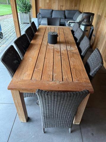 Tuintafel met 10 stoelen beschikbaar voor biedingen