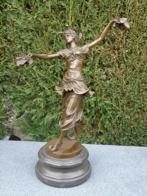 statue une danseuse en babouches en bronze signé sur socle, Antiquités & Art, Antiquités | Bronze & Cuivre, Bronze, Enlèvement ou Envoi