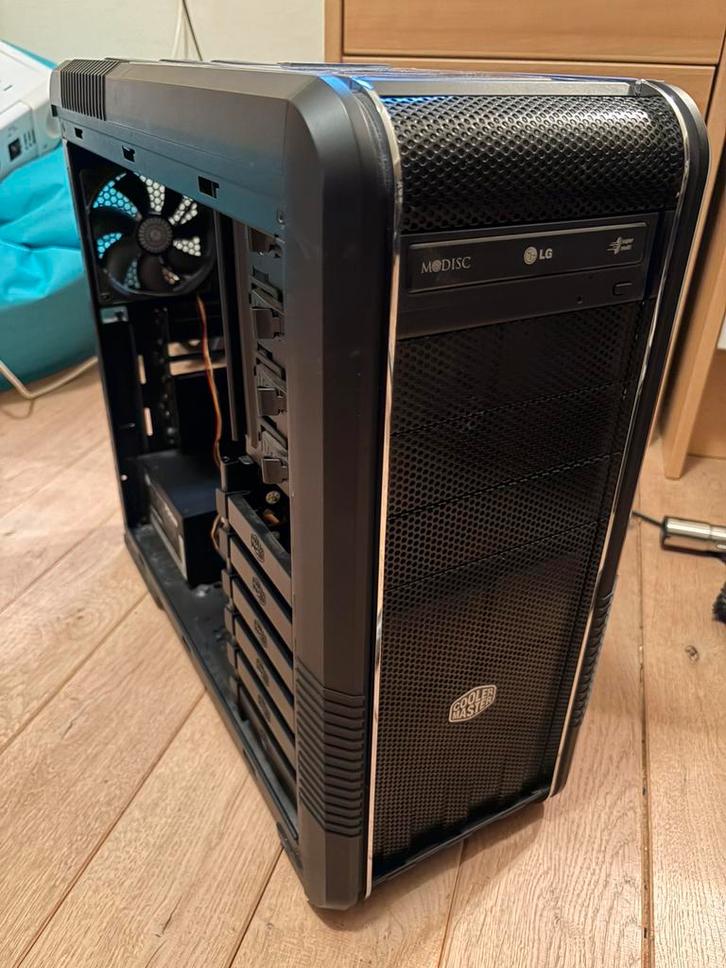 Coolermaster 690II + 700watt voeding, Computers en Software, Computerbehuizingen, Zo goed als nieuw, Ophalen