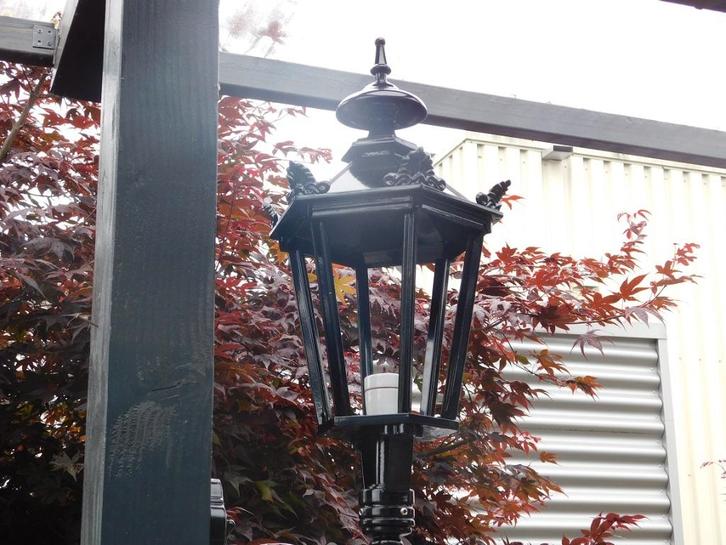 Klassieke wandlamp, aluminium - zwart + middel kap, Antiek en Kunst, Antiek | Verlichting, Ophalen of Verzenden