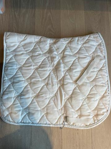 Wit dressuurdekje met zilveren details beschikbaar voor biedingen