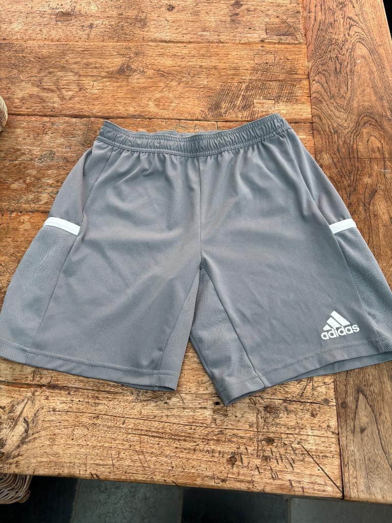 Adidas short maat 164, Kinderen en Baby's, Kinderkleding | Maat 164, Ophalen of Verzenden, Zo goed als nieuw