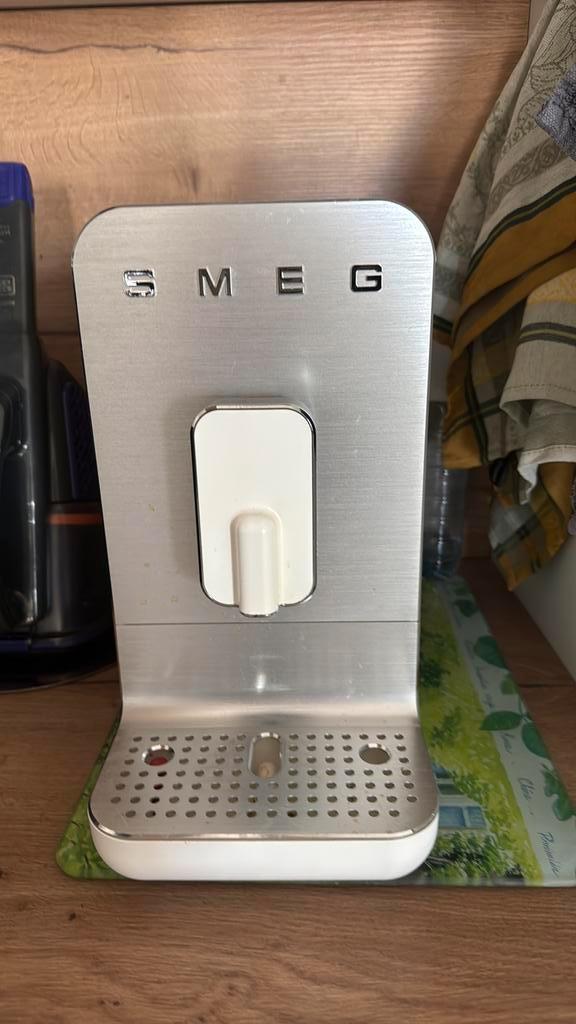 Smeg witte koffiemachine automatique, Elektronische apparatuur, Koffiezetapparaten, Zo goed als nieuw, Koffiebonen, Combi, 1 kopje